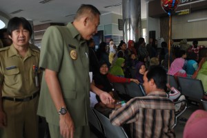 Pelayanan BPJS di RSUD Goeteng - Bupati Kento Bertanya pada salah satu pasien yang mengantri